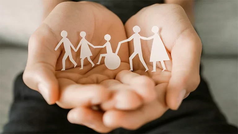 Es una ayuda que brinda la Seguridad Social para familias con hijos con discapacidad.