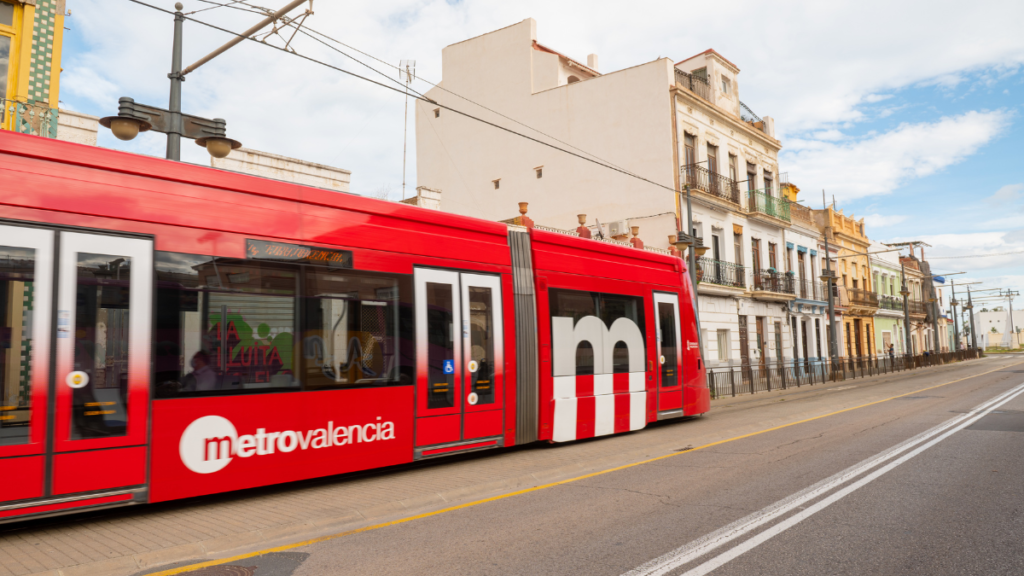 Los menores de 31 años pueden viajar gratis en transportes públicos de Valencia, Castellón y Alicante hasta el 31 de julio. Conoce cómo.