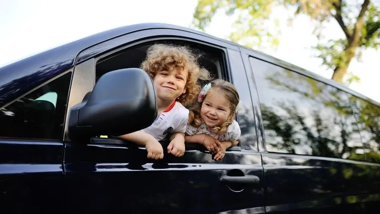 Los niños y adolescentes tutelados de 6 a 17 años pueden disfrutar las vacaciones estivales con adultos que los cuiden por entre 15 y 45 días.