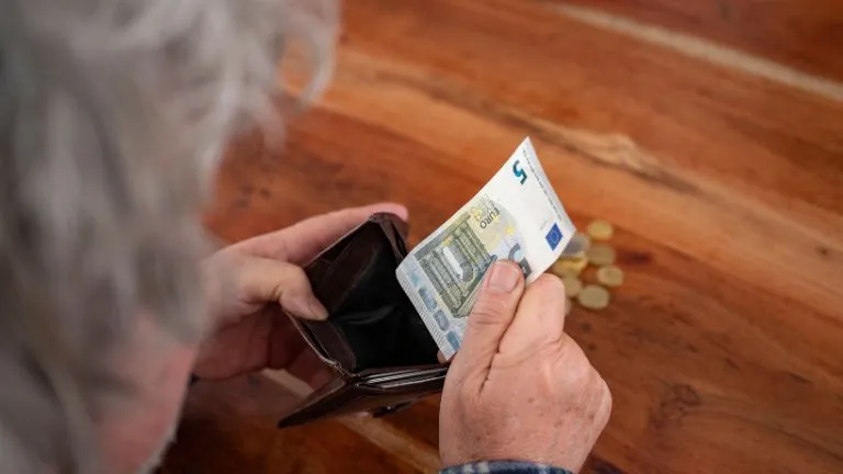 La finalidad de la Renta Básica de Inserción es apoyar a las personas que carezcan de recursos económicos.