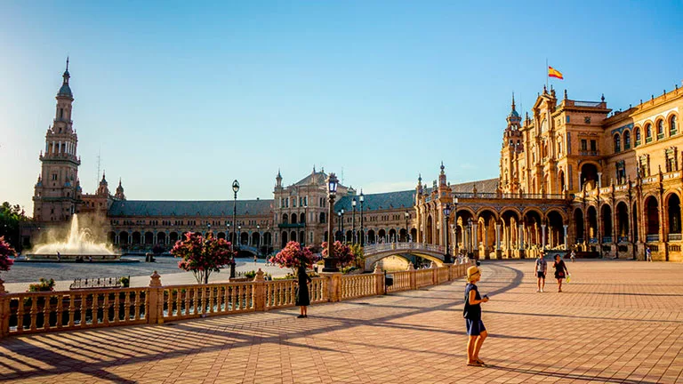 Tarjeta de Andalucía para mayores de 65 años: descuentos y cómo pedirla