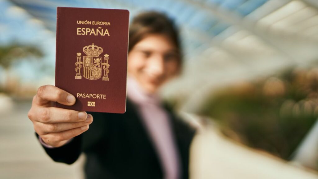 Desde octubre de 2022 los nietos de españoles exiliados pueden solicitar la nacionalidad española incluso si sus padres no lo hicieron.