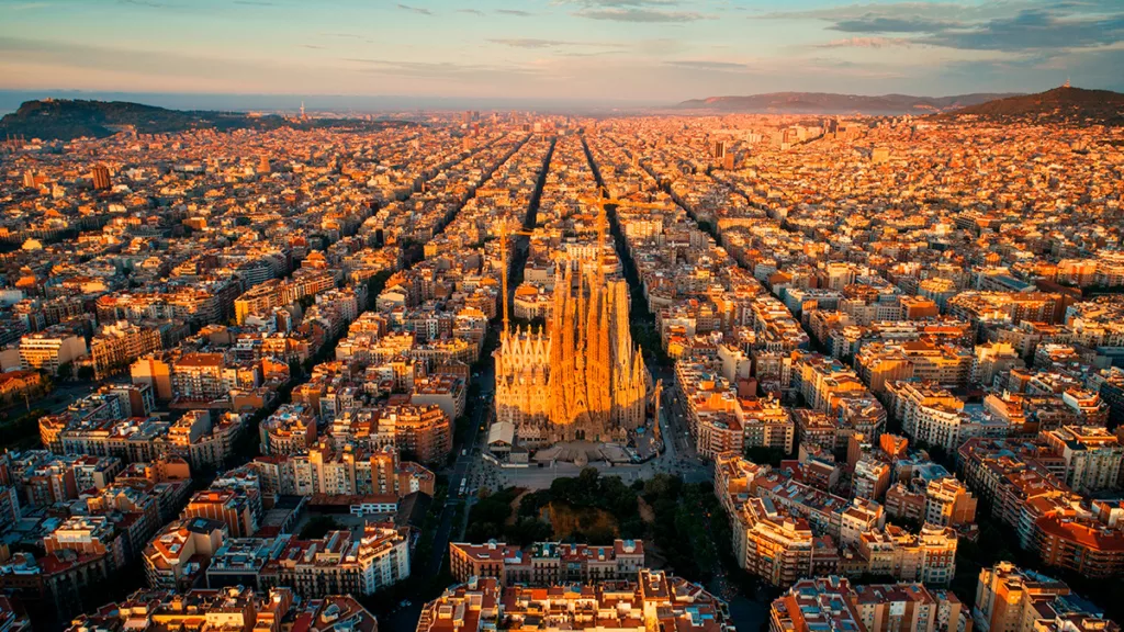 Barcelona y una panorámica con la Sagrada Familia, obra de Gaudí.