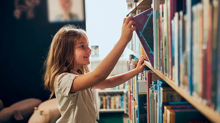 Alumnos de escuelas sostenidas con fondos públicos pueden acceder a libros de texto sin costo.