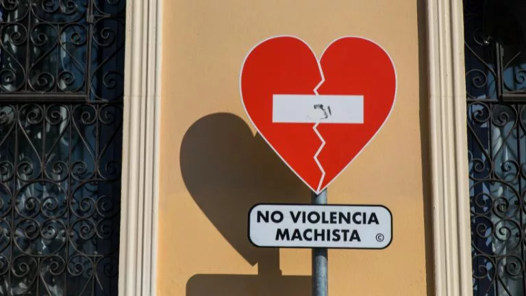 La solicitud de la ayuda por violencia de género en el Principado de Asturias se puede pedir tanto de manera presencial como virtual.