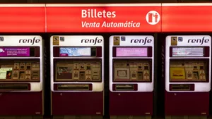 Los jóvenes de entre 14 y 25 años para acceder a descuentos de hasta el 30% en los billetes de Renfe.