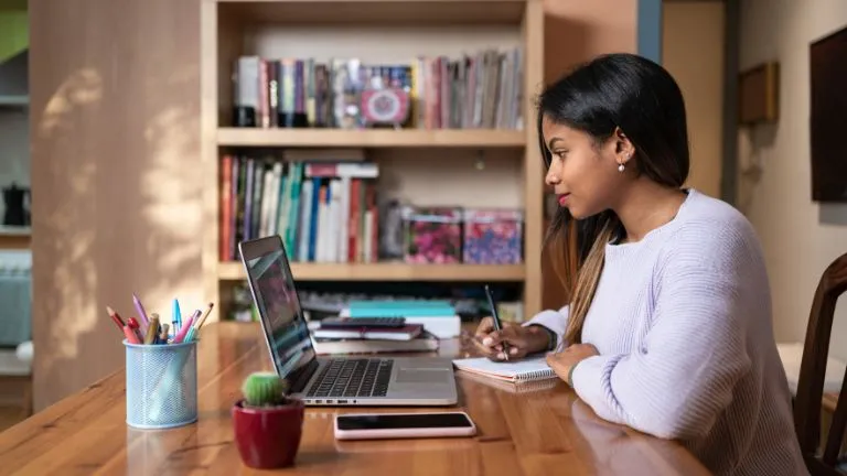 Todos los cursos son online, con una duración de tiempo no demasiado extensa.