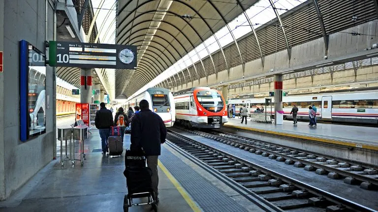 Miles de jóvenes viajan en Renfe (Red Nacional de Ferrocarriles Españoles), la principal empresa ferroviaria española de gestión estatal).