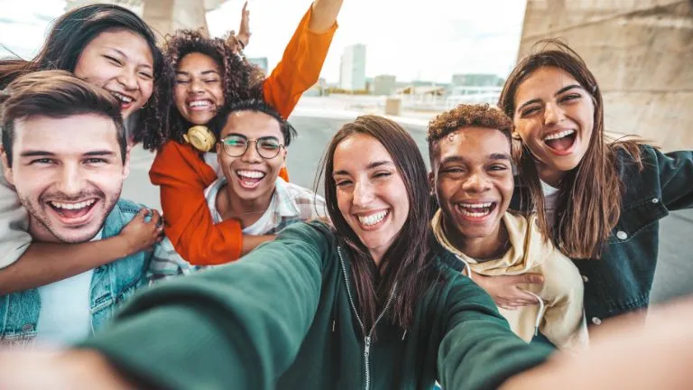 Los jóvenes en España pueden acceder a diversas ayudas.