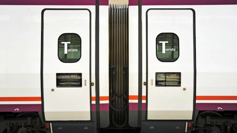 Renfe, la Red Nacional de Ferrocarriles Españoles tiene a disposición descuentos y beneficios para diversos pasajeros.