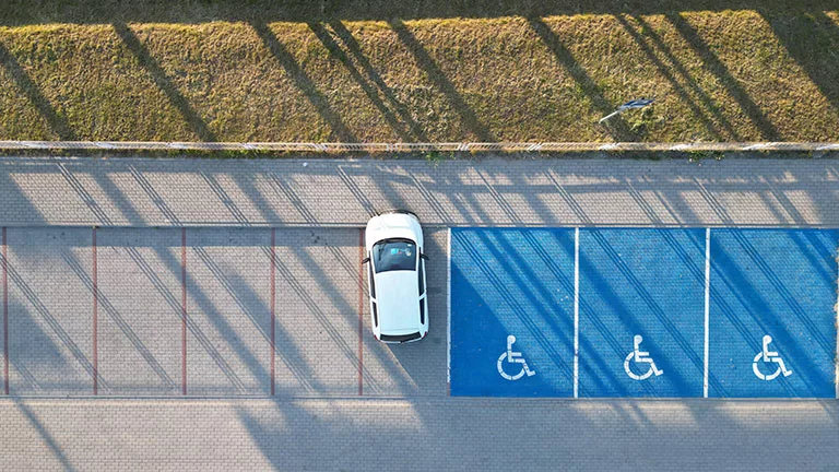 La Tarjeta de Discapacidad y estacionamiento  certifica la discapacidad de una persona en todos los países de la Unión Europea