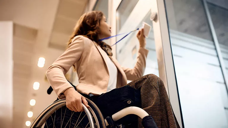 Las personas con discapacidad pueden beneficiarse de la Tarjeta Europea de Discapacidad y de Estacionamiento.