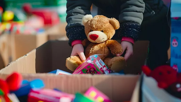 Niños y niñas entregarán juguetes en esta recogida solidaria en Madrid que llegará directa a Cararroja.