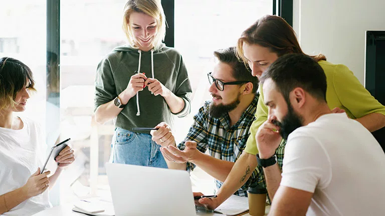 El Premio al Joven Emprendedor Europeo 2025 es un concurso dirigido a empresas emergentes e innovadoras.