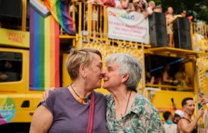 Conoce la iniciativa que está llevando la diversidad a las zonas rurales de España: Orgullo de Pueblo.