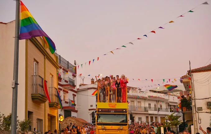 Conoce esta iniciativa que está lleva la diversidad a las zonas rurales de España: Orgullo de Pueblo.