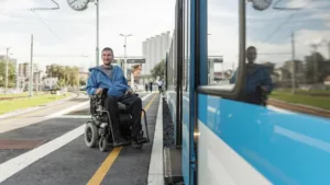 Las personas con movilidad reducida pueden solicitar servicios de transporte fijos o esporádicos.
