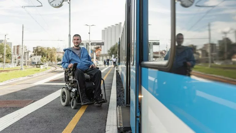 Las personas con movilidad reducida pueden solicitar servicios de transporte fijos o esporádicos.