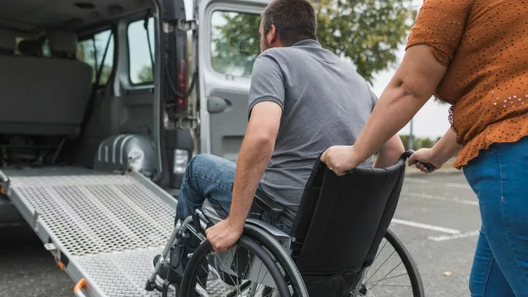 Conoce más sobre el transporte público de la gente con movilidad reducida. 