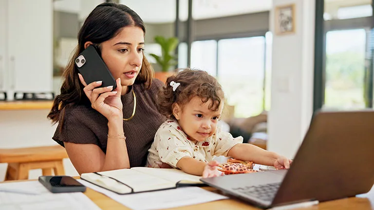 Ayudas para madres trabajadoras y desempleadas en España 2025: guía completa