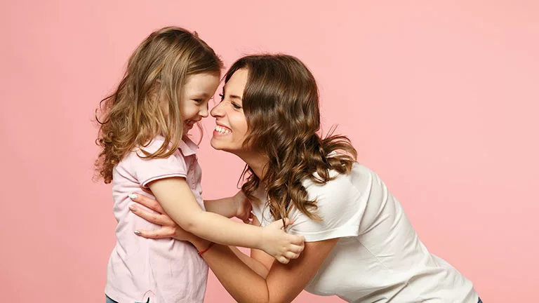 Ayudas para madres trabajadoras y desempleadas en España 2025: guía completa
