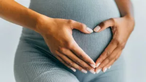 El SEPE suspende el paro cuando llega la maternidad. Te contamos lo que debes saber.