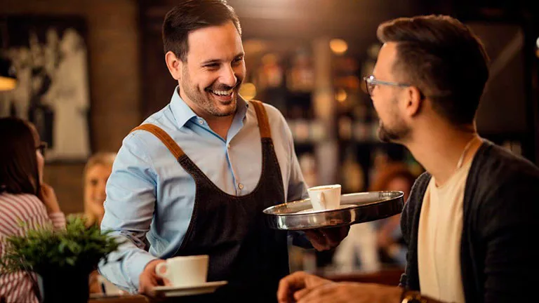 Si trabajas un día festivo, debes recibir una compensación por la actividad realizada.