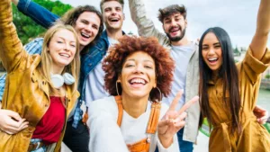 Sumar propone la prestación universal para jóvenes, una ayuda de 550 euros mensuales