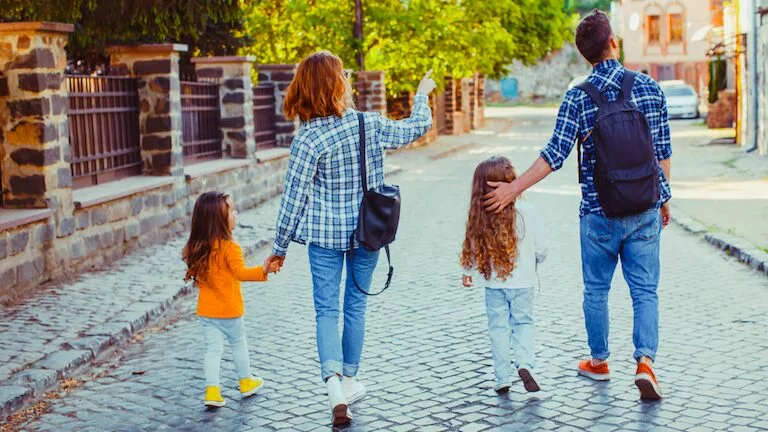 Estas son las ayudas para padres en España 2026