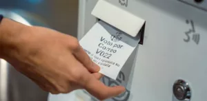 Persona solicitando el voto por correo en una oficina de Correos