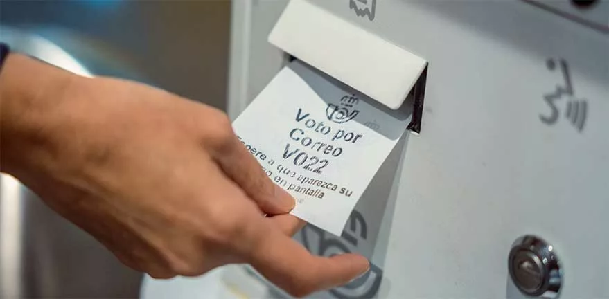 Persona solicitando el voto por correo en una oficina de Correos